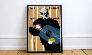 Plakat z portretem Bułata Okudżawy grającego na gitarze.