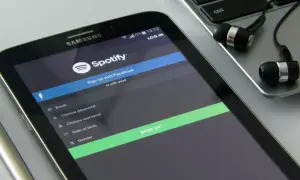 Jak włączyć tekst na Spotify na telefonie i cieszyć się muzyką pełniej