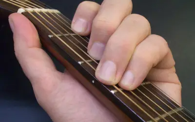 Jak łatwo zagrać chwyt F-dur na gitarze - techniki dla początkujących