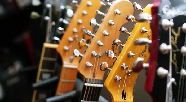 Ile strun ma gitara elektryczna? Poznaj różnorodność konfiguracji