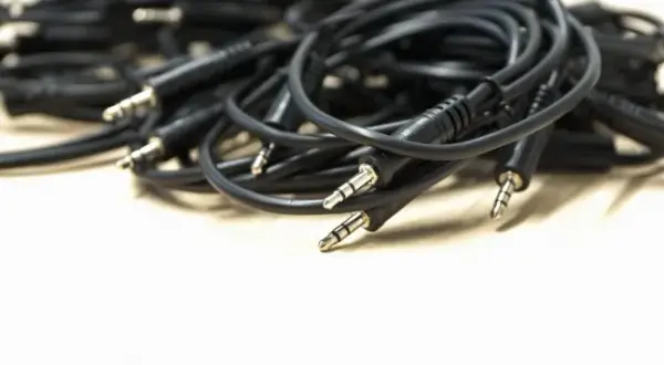 Jaki kabel do gitary elektrycznej wybrać, aby uniknąć zakłóceń?