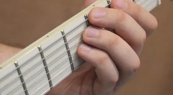 Jak trzymać gitarę elektryczną, aby uniknąć bólu i poprawić grę
