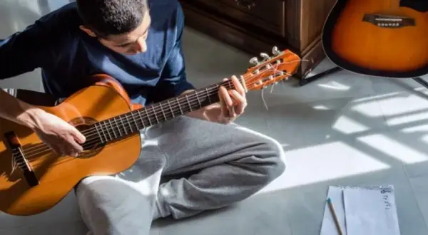 Łatwe piosenki na gitarę akustyczną z chwytami, które pokochasz