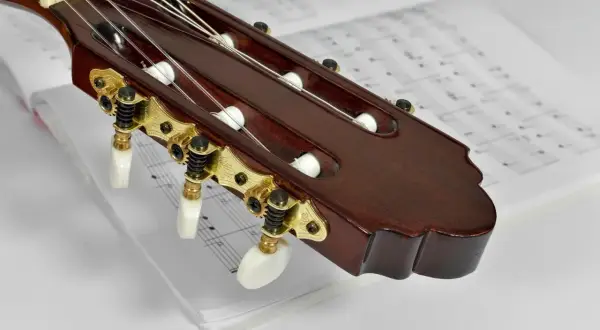 Kolędy polskie teksty i chwyty na gitarę – graj ulubione kolędy