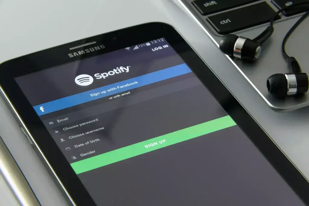 Jak włączyć tekst na Spotify na telefonie i cieszyć się muzyką pełniej